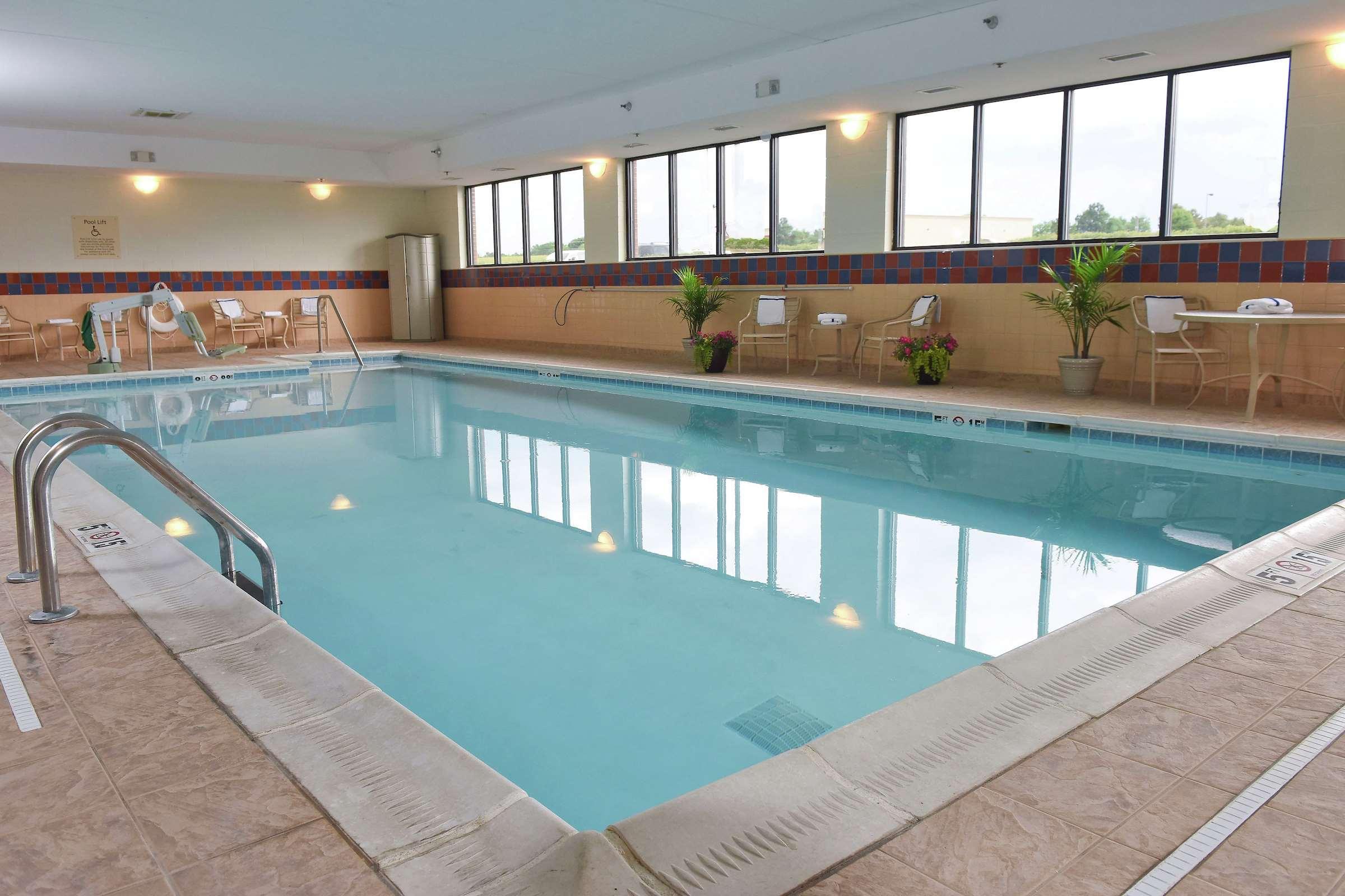 Hampton Inn & Suites Madisonville Buitenkant foto